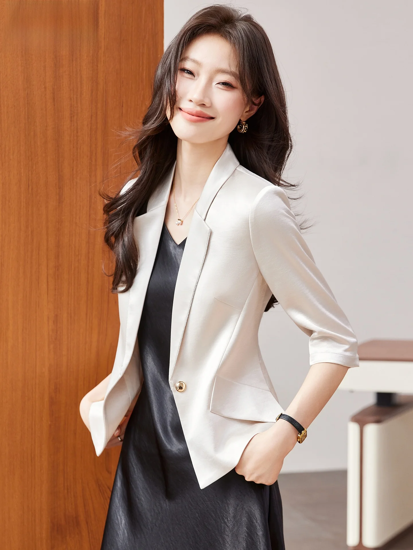 

Женский костюм-двойка цвета шампань: пиджак приталенного кроя и платье миди с рукавом 3/4. Новинка Весна-Лето. Высокое качество. Ветроустойчивый комплект для офиса.