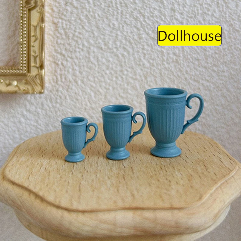 1 stks poppenhuis Franse retro mini hoge voet reliëf Mark koffiekopje met handvat miniatuur scène decoratie high-end stengelmokken