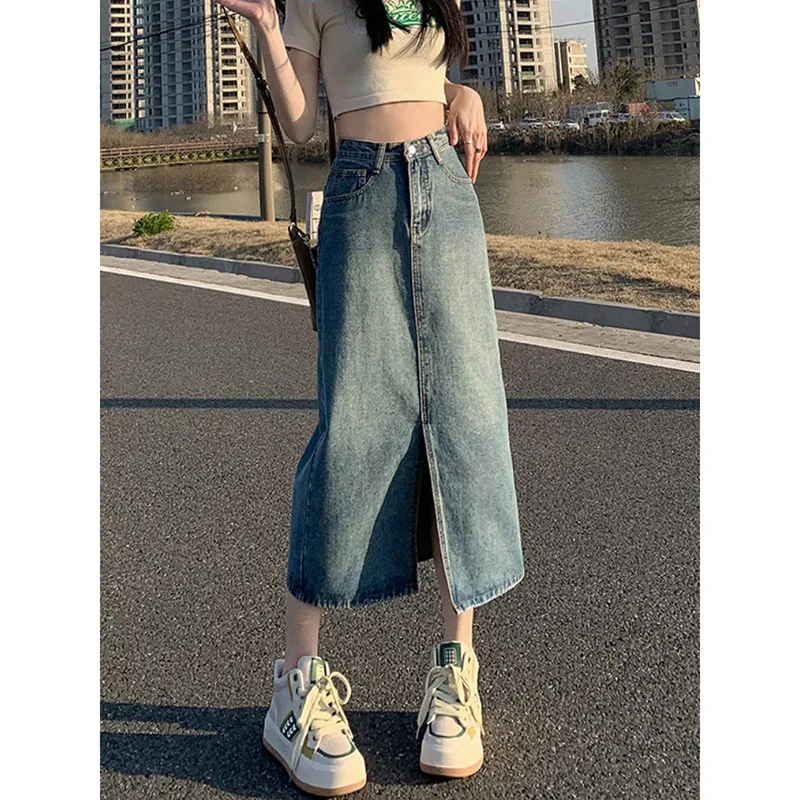 

2026 Новая джинсовая юбка до половины тела с разрезом в корейском стиле и высокой талией, модная длинная юбка трапециевидной формы для женщин весной и летом