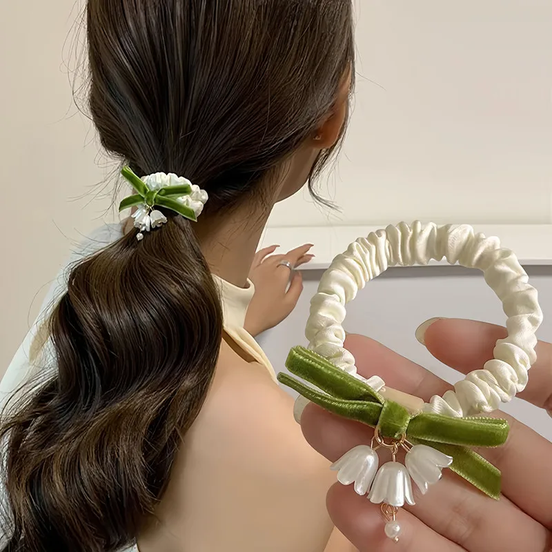 Coleteros de satén de Color blanco, lazos para el pelo con dije de flor de lirio del valle, banda de goma elástica para mujer y niña, soporte para cola de caballo de verano