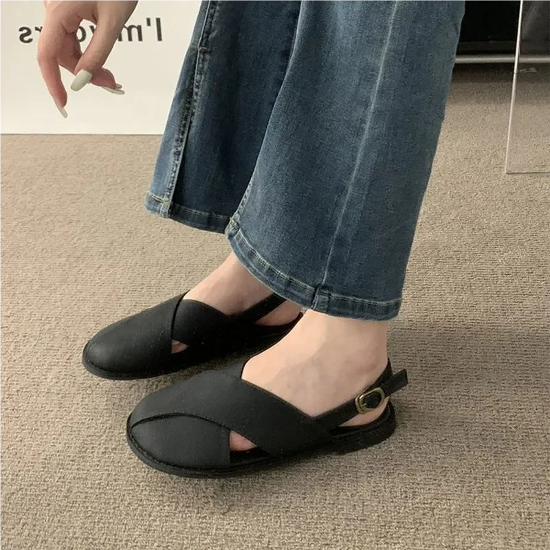 Letnie sandały damskie 2024 New Baotou Hollow Soft Leather Flat Shoes One Word Buckle Casual Fashion Sandalias Back Strap Footwear