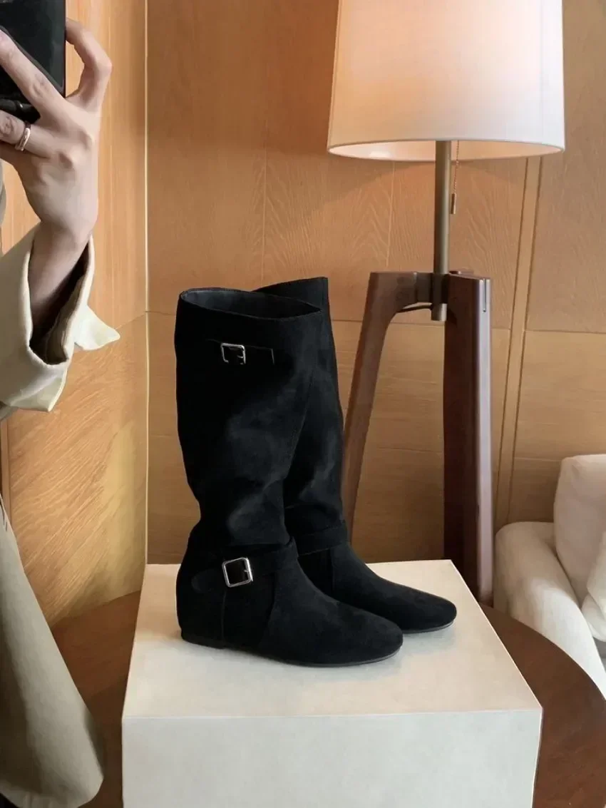 Herbstliche, runde Zehenpartie, hohe, minimalistische Stiefeletten mit stilvollem Gürtelschnallendesign. Vielseitige und praktische Westernstiefel. – Detail 3