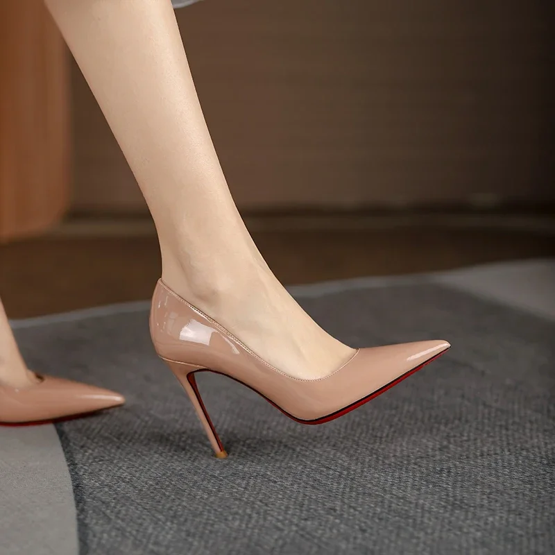 كعب عالٍ صيفي جديد متعدد الاستخدامات ومثير باللون الأسود للنساء مع كعب رفيع، حذاء فردي مدبب احترافي