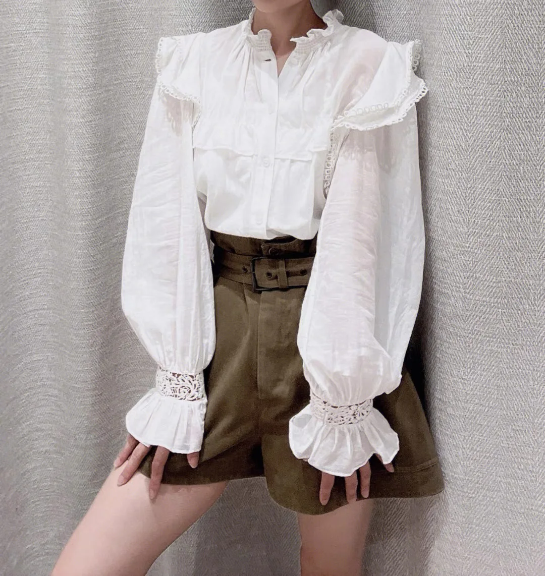 Słodka koronkowa bluzka z rozcięciem, biała, idealna na dojazdy do pracy, bawełniana, jednolita, długa, o prostym kroju dla młodych kobiet.