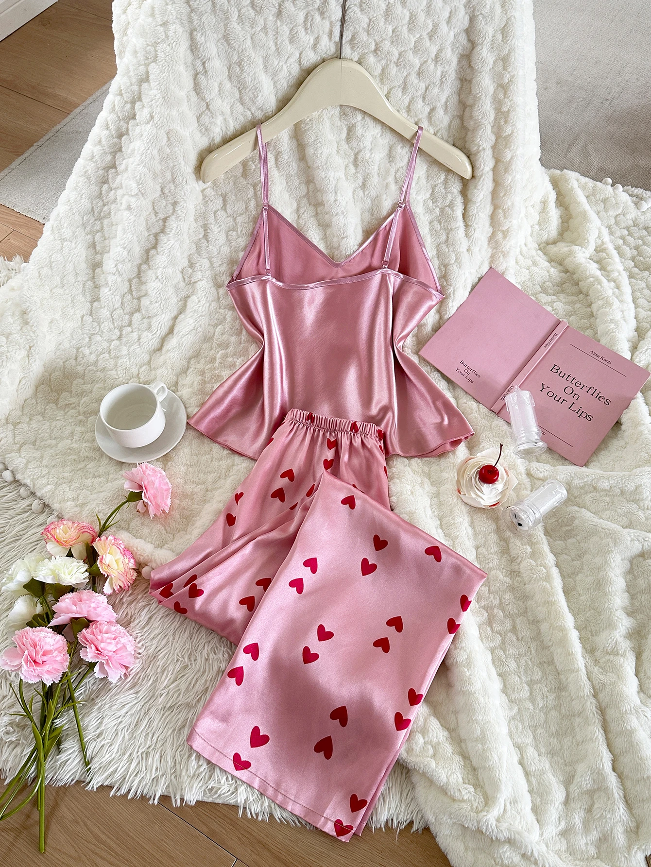New Women Pajama Set Spaghetti Strap V Neck Top with Heart Print Long Pants Casual and Comfortable 2 Piece Loungewear Sleepwear