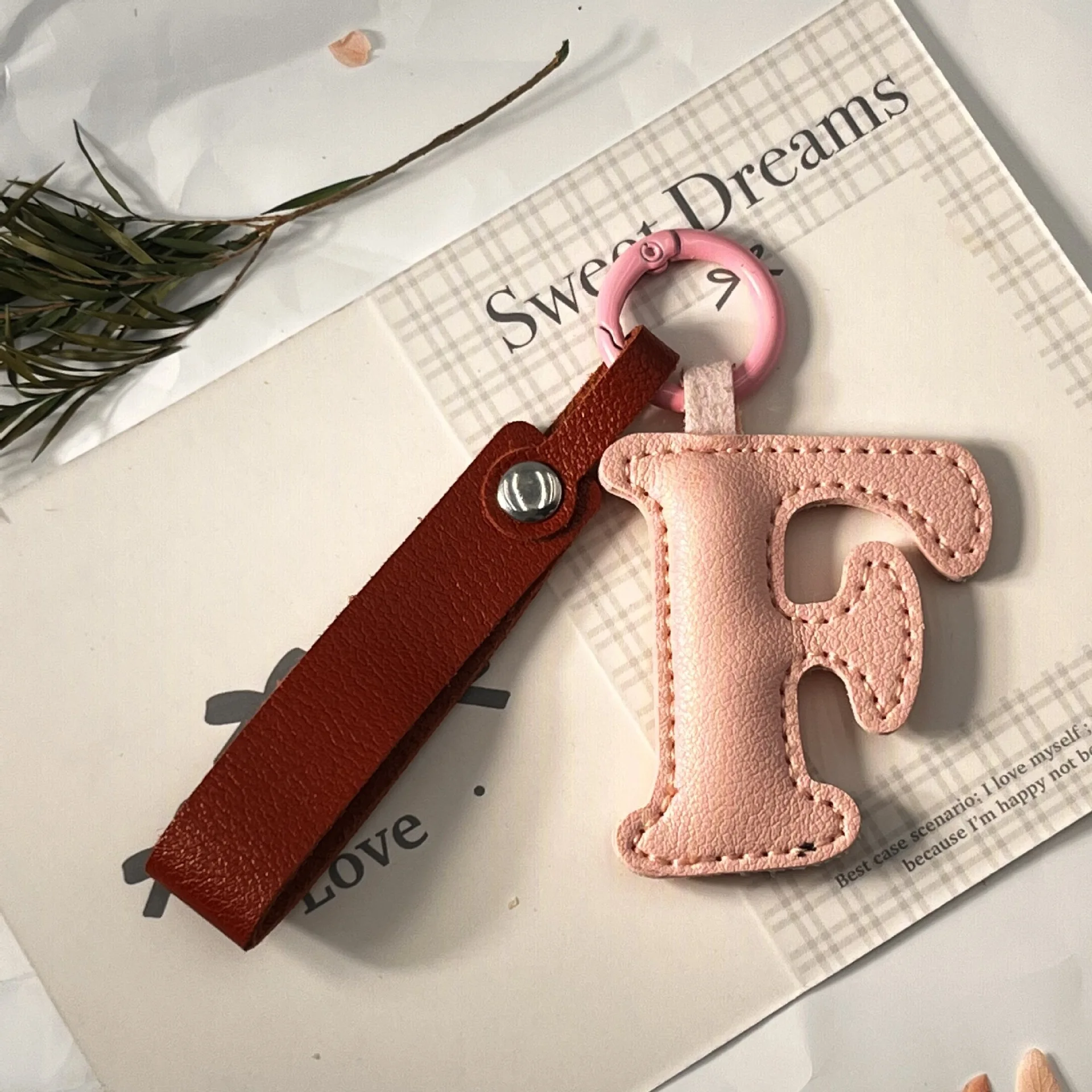 Niedlicher Personalisierter 26 A-Z Buchstaben DIY PU-Accessoire Mode-Schlüsselanhänger Verpackung Hängende Dekoration Schlüsselring Großhandel Anhänger Geschenk – Detail 17