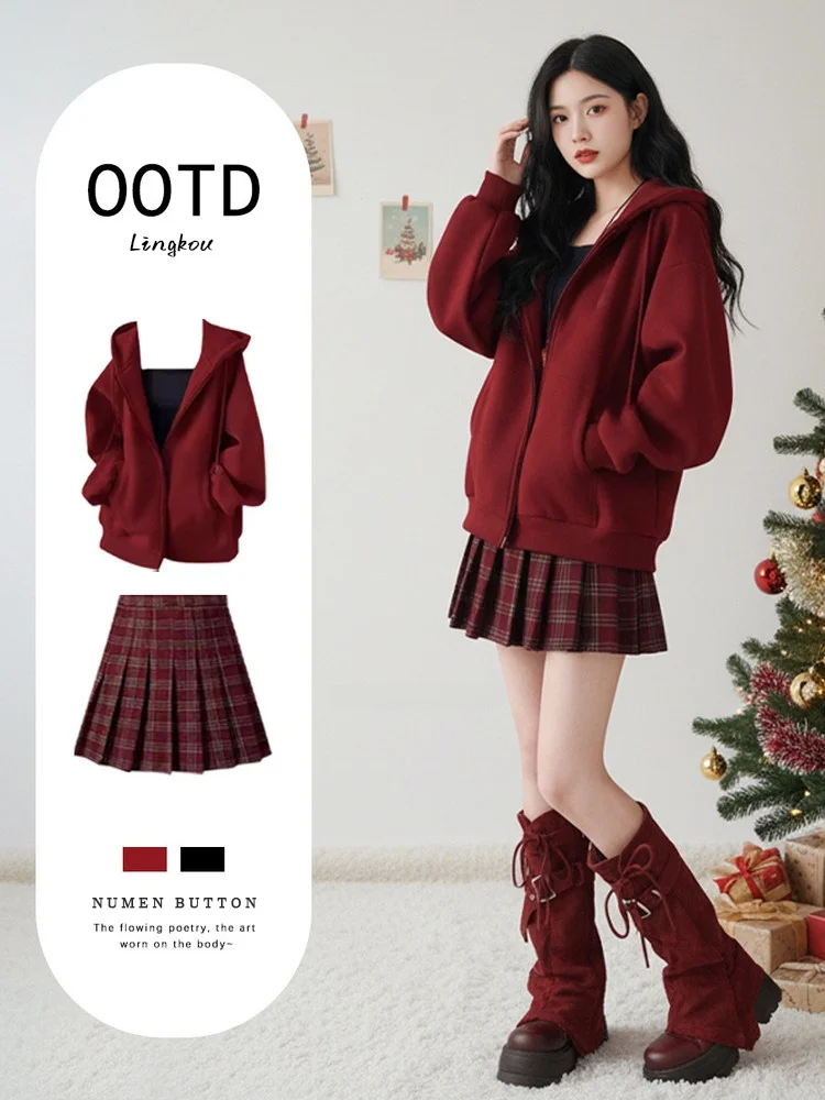 

Большой размер, осенне-зимний комплект для колледжа, женская цветная блузка, красная толстовка с капюшоном на бретельках, клетчатая плиссированная юбка, комплект футболок