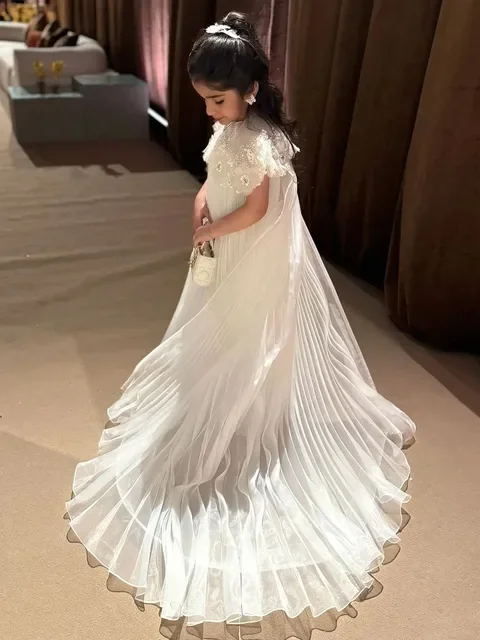 Verziertes, plissiertes Chiffonkleid für Mädchen mit Flügelärmeln und abnehmbarer Schleppe, ideal für Blumenmädchen, Geburtstagsfeiern, Klavier. – Detail 1