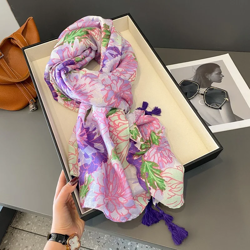 Sciarpa classica con stampa floreale blu elegante scialle con nappa Casual avvolgente per la testa antivento Hijab protezione solare telo mare da viaggio per le donne