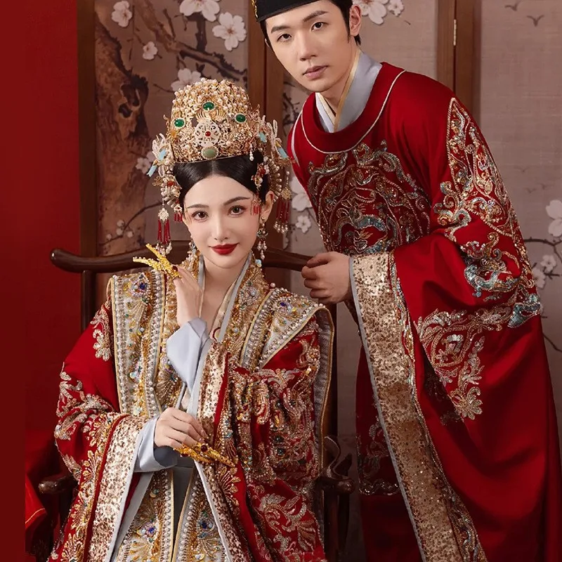 

New Chinese-style wedding dress for male couples featuring phoenix crowns and red robes