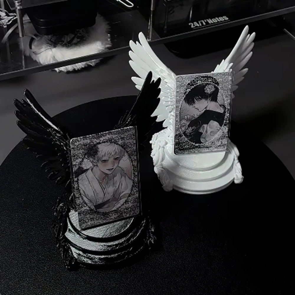 Vintage Gothic Angel Wing Desktop Display Stand 3Inch Trading Card&Anime Badge HolderRetro Shooting Prop Tabletop Decor Ornament