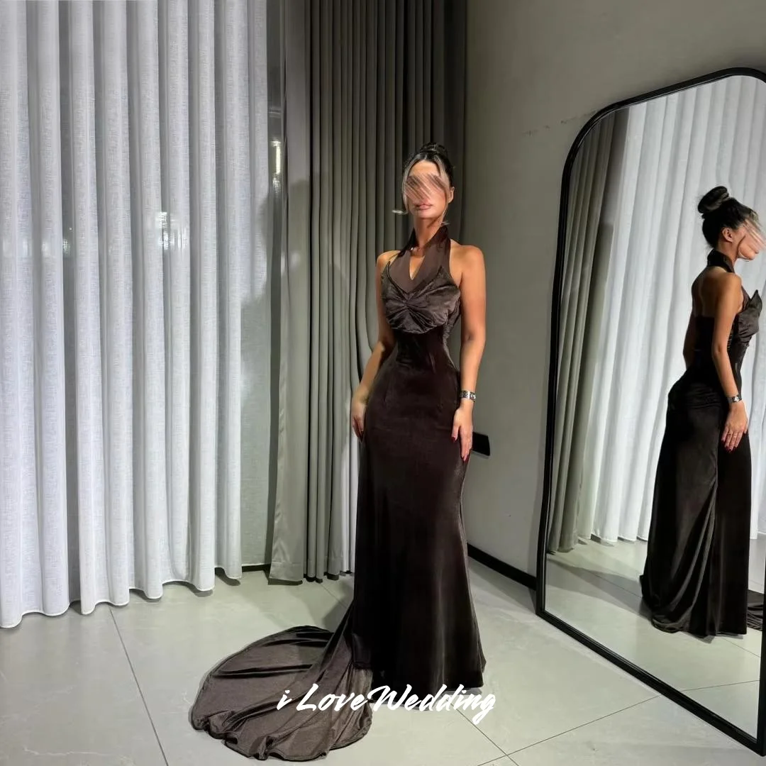 

Brown Halter Evening Dresses 2025 Velvet Sleeveless Mermaid Sweep Train Prom Dresses Pleated Wedding Party Dresses Customized
