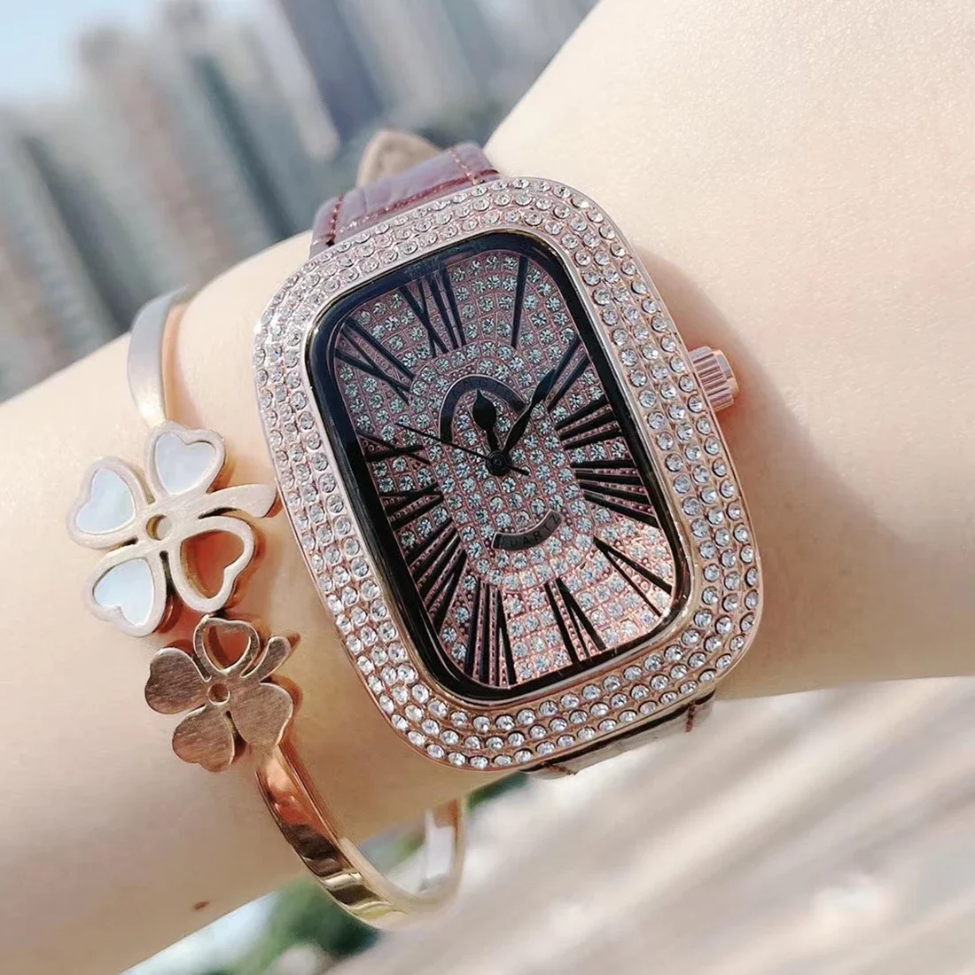 Mobangtuo Women Quartz Watch Tonneau Oval Case Diamond Iced Out Reloj Roman Numerals Dial Luxury Clock Ladies Vintage Wristwatch