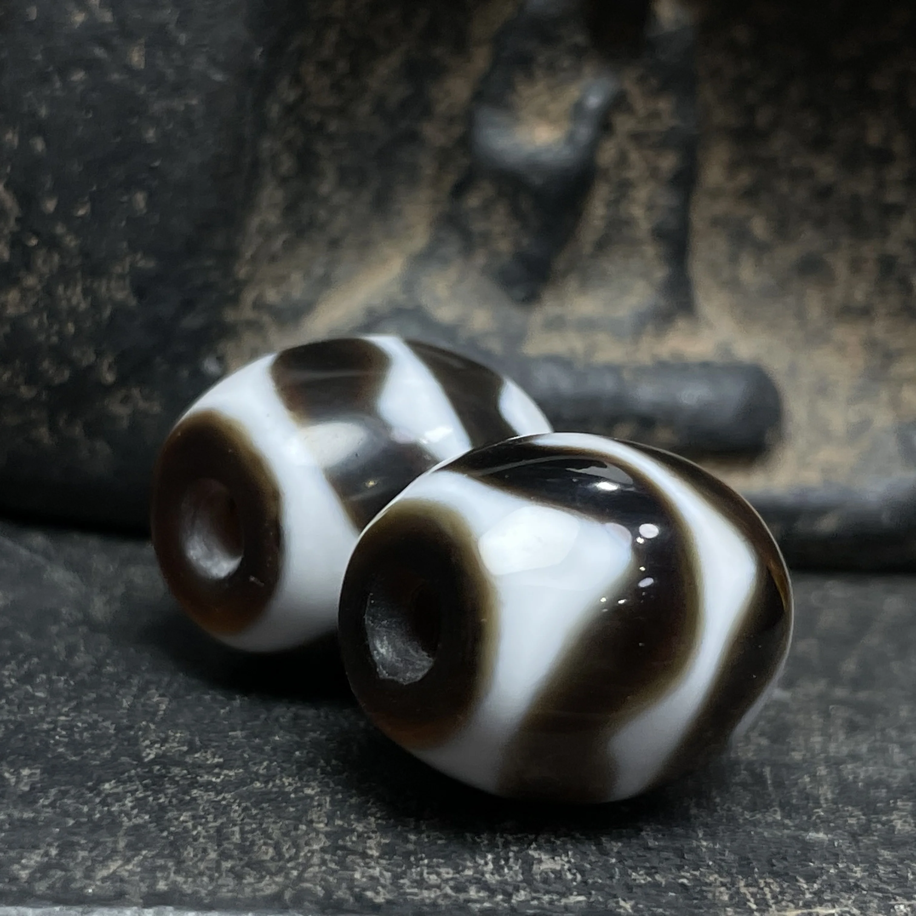 A pair of Tibetan agate tiger teeth Old Dalozzi dzi beads 15x18mm