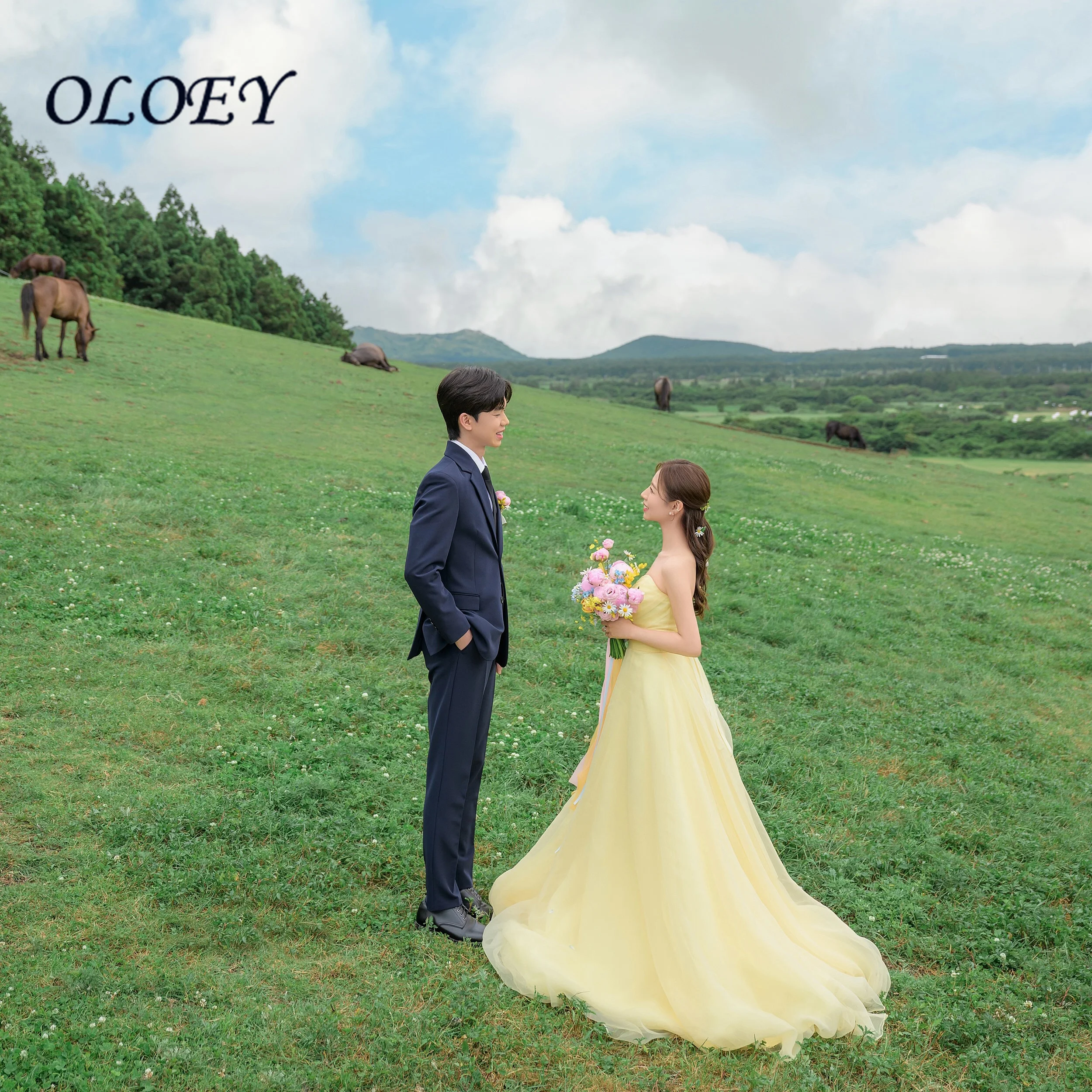 Oloey Customized 2027 Light Yellow Organza Wedding Dress Strapless Simple A-Line Outdoor Bridal Gown Evening Party Dress