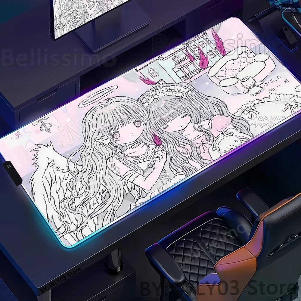 แผ่นรองเมาส์การ์ตูนสีชมพูขนาดใหญ่ RGB สำหรับเล่นเกมส์ แผ่นรองโต๊ะคอมพิวเตอร์ลายอนิเมะสาวน่ารัก แผ่นรองเมาส์สำหรับสำนักงาน อุปกรณ์เสริมโต๊ะทำงาน แผ่นรองเล่นเกมส์ LED