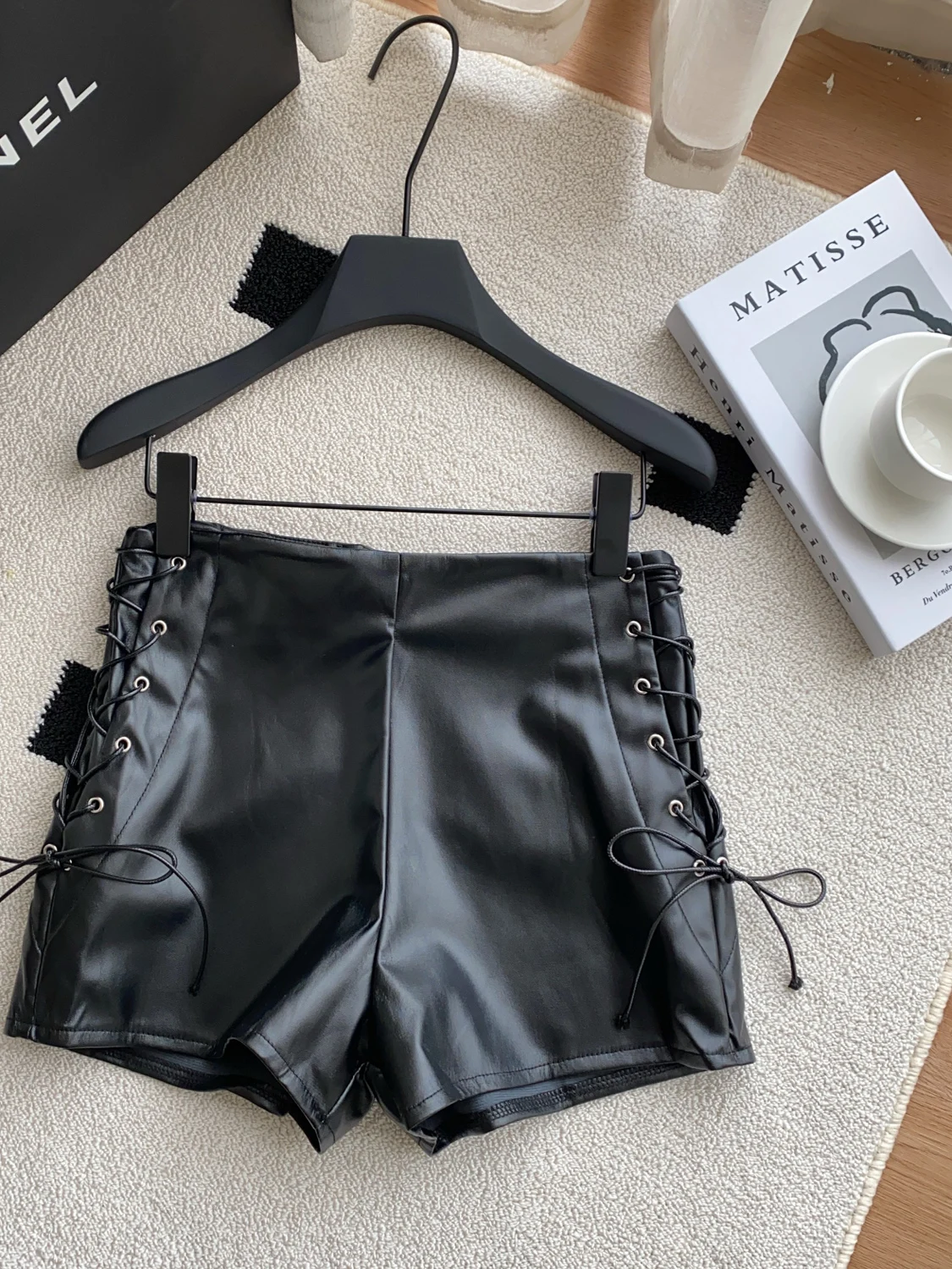 เซ็กซี่สีดํา Pu กางเกงขาสั้น Gyaru แฟชั่นกางเกงขาสั้นฤดูร้อนสบายๆผู้หญิงหนัง Faux Lace Up Goth Club Mini กางเกงขาสั้น Y2K Slim สั้นกางเกง