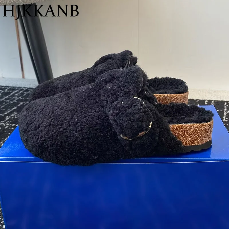 Otoño Invierno punta cerrada parte inferior plana gruesa piel de oveja medias zapatillas mujeres diseño de hebilla mulas perezosas señoras vacaciones zapatos para caminar