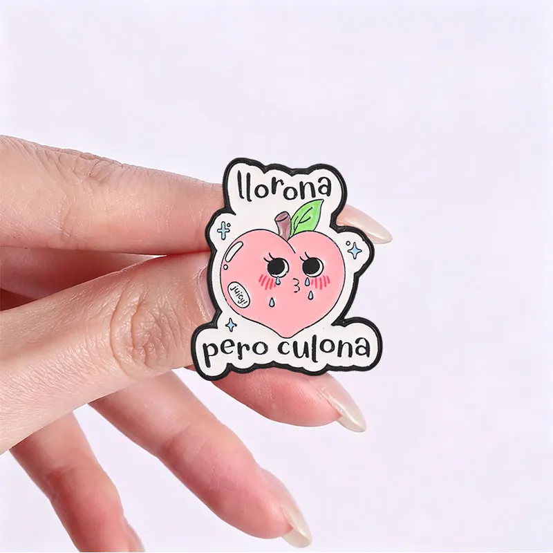 Llorona Pero Culona Crying Peach Emaille-Abzeichen, Juicy Fruit Pin, Legierungs-Brosche, Anstecknadel für Rucksack, Schmuckgeschenk für Sammler, Accessoire – Detail 8