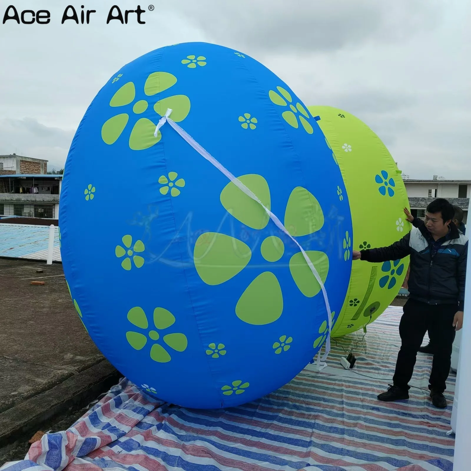 Ogromne, niebiesko-zielone, dmuchane jajka wielkanocne, kolorowe, dmuchane dekoracje świąteczne do ogrodu na przyjęcie wielkanocne i wystawę ogrodową.