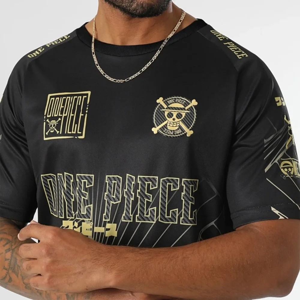 Camiseta de fútbol de los Piratas del Sombrero de Paja de One Piece - Escudo Jolly Roger y tipografía "ONE PIECE", ideal para fans del anime y las aventuras piratas.