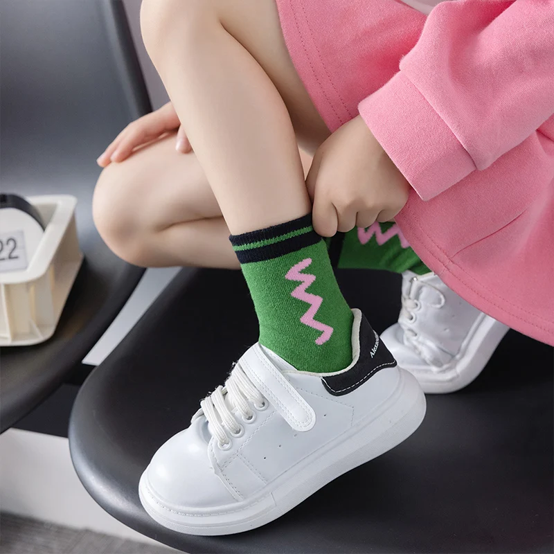 봄과 여름에 적합한 한국식 다목적 만화 무늬 여성용 부드럽고 편안한 종아리 중간 양말 3켤레