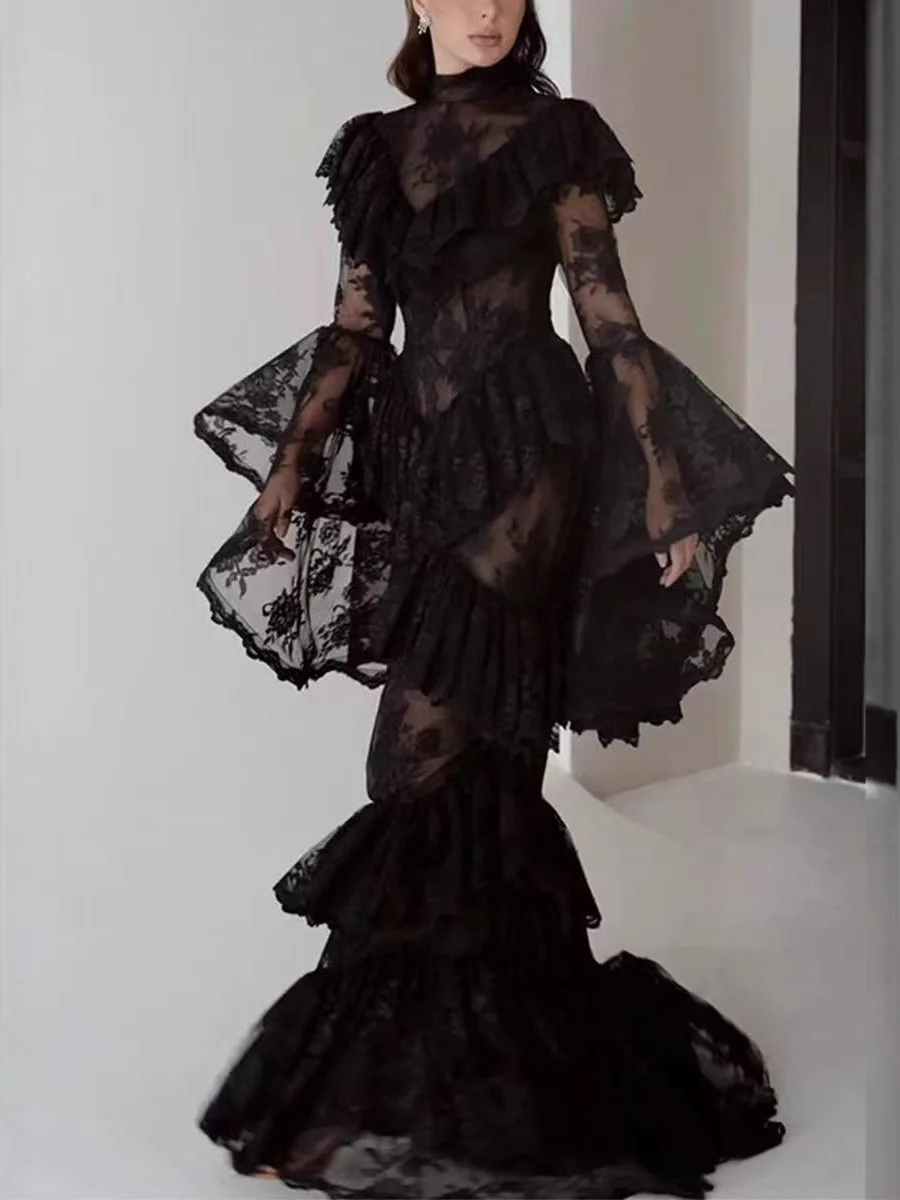 

Элегантное платье с вышивкой, воротником-стойкой, изысканной отделкой, оборками по низу, высокой талией, многоярусной юбкой и длинными рукавами. Новинка осени.