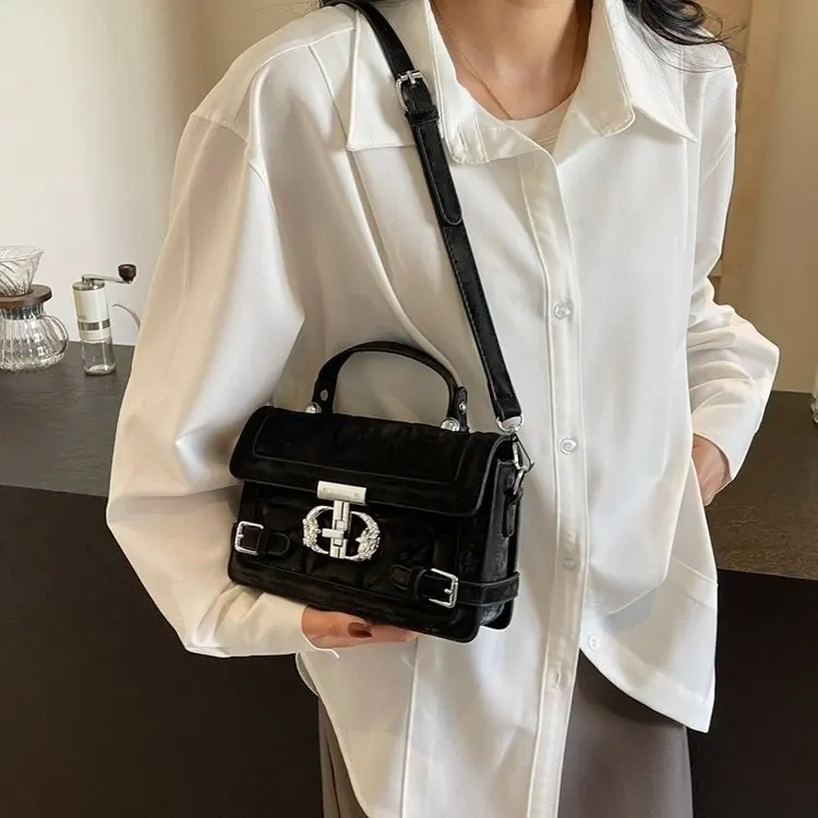 

Новая модная сумка через плечо 2026 года: популярная, высококачественная, нишевый дизайн, трендовая, простая, для повседневного использования, маленькая квадратная сумка-мессенджер