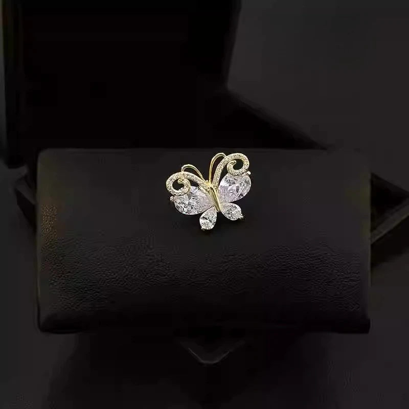 فريدة من نوعها فراشة بروش المرأة أنيقة موضة شيك ارتداء اليومي العنق المضادة للتعرض طوق دبوس جميع مطابقة الصدار مجوهرات 568