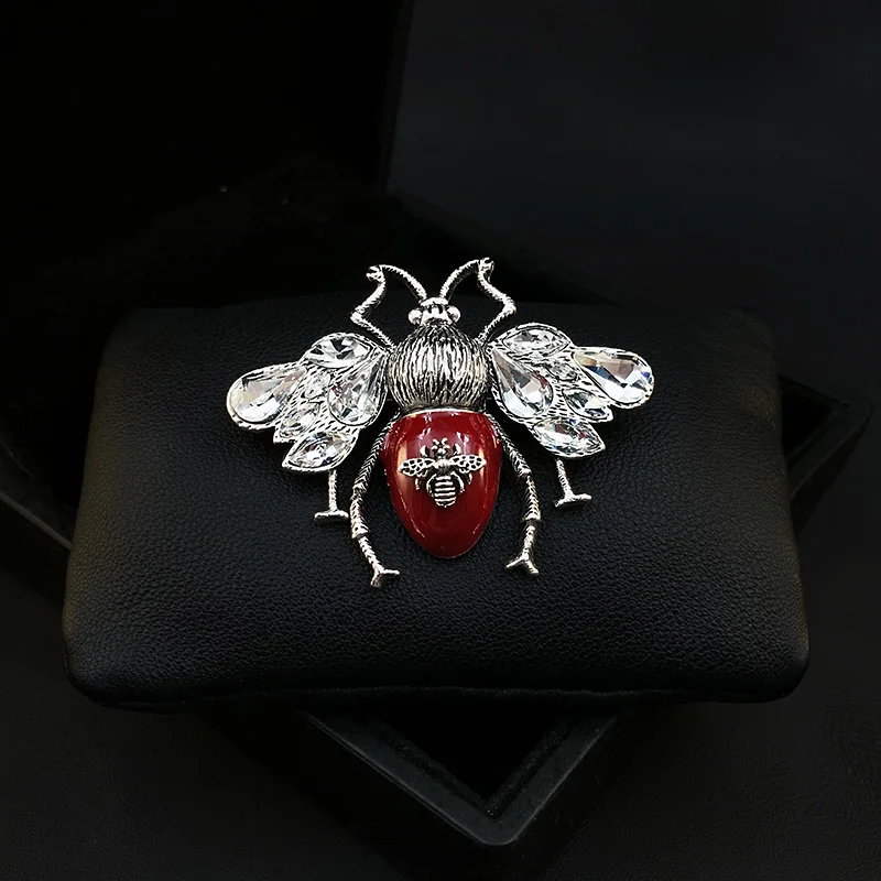 

Crystal Bee Brooch All-Matching Graceful Insect Corsage Accessories Men and Women Simple Suit Neckline Decorative Pin Gifts 3218