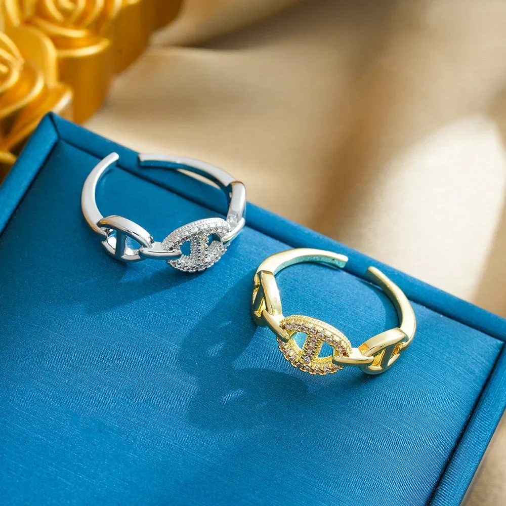 خاتم أنف خنزير مطلي بالذهب والزركون النحاسي 9527A مع تصميم شخصي وحلقة مفتوحة