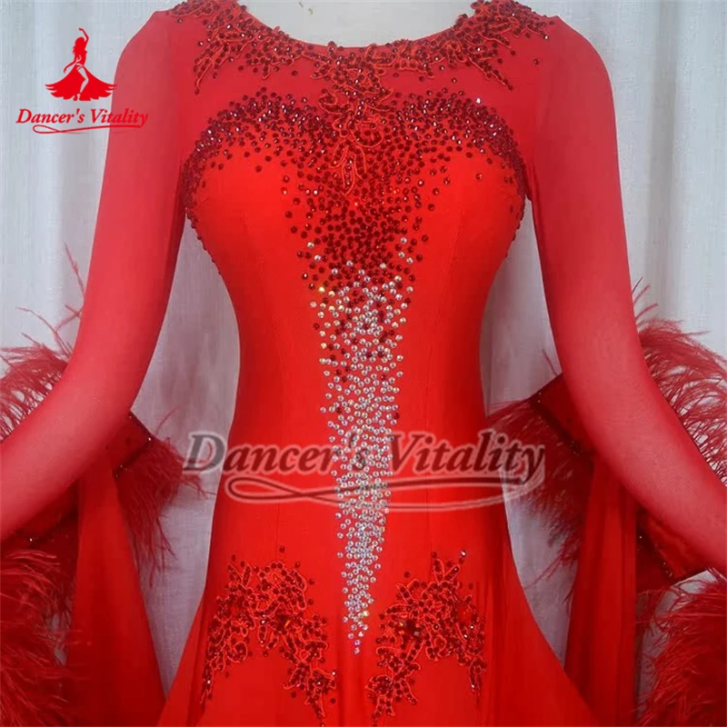 ชุดเดรสออกงานสำหรับผู้ใหญ่ แขนยาว ชายกระโปรงขนนกกระจอกเทศสีแดง ด้านหลังเป็นรูปตัววี เหมาะสำหรับเต้นฟ็อกซ์ทร็อต แทงโก้ วอลซ์ ผ้าคุณภาพสูง ตัดเย็บตามสั่ง