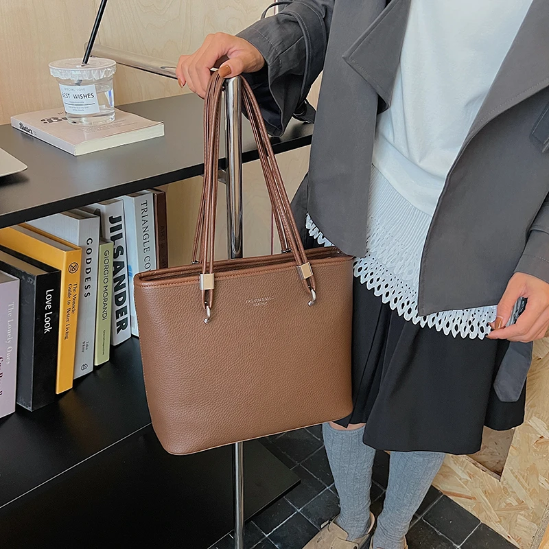 Bolso de mano clásico de diseñador de lujo a la moda de cuero elegante para mujer, bolso de hombro tipo bandolera para uso moderno diario