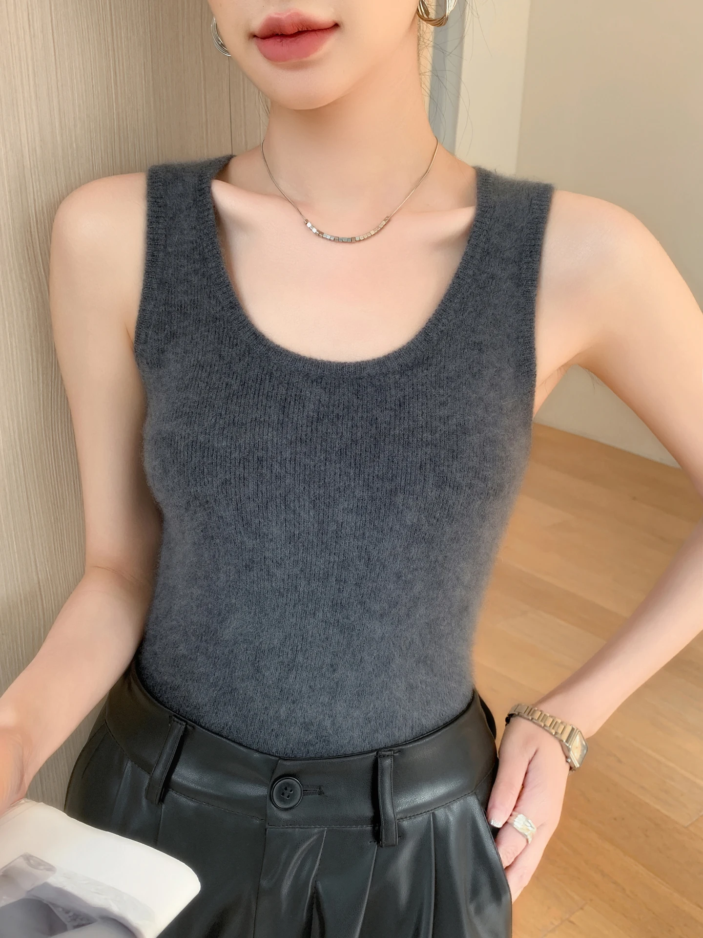 เสื้อกั๊กไหมพรมถักทรงกลมสีแดงใหม่ ปี 2025 สำหรับผู้หญิง ทรงเข้ารูป ใส่เป็นเสื้อตัวในได้ หลากสี ทรงปกติ