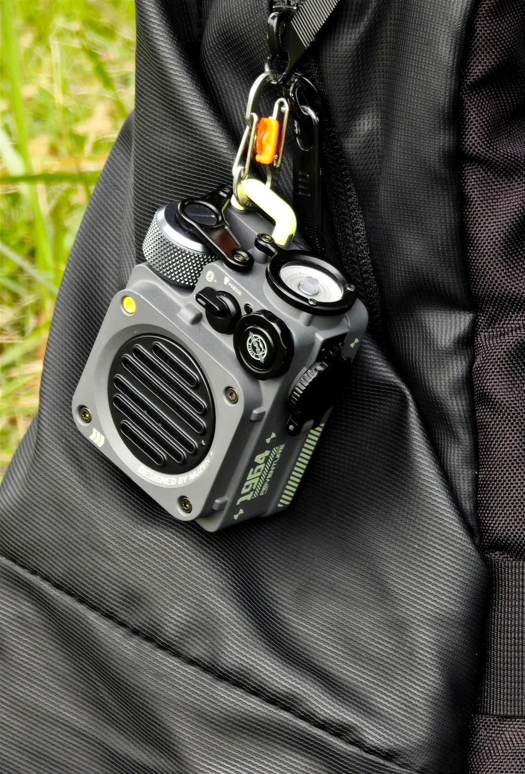 MUZEN Wild MIni سماعة لاسلكية تعمل بالبلوتوث المتكلم الحضرية رمادي راديو FM التخييم في الهواء الطلق المحمولة AI الذكية مكبر صوت معدني مصباح يدوي MW-PVX