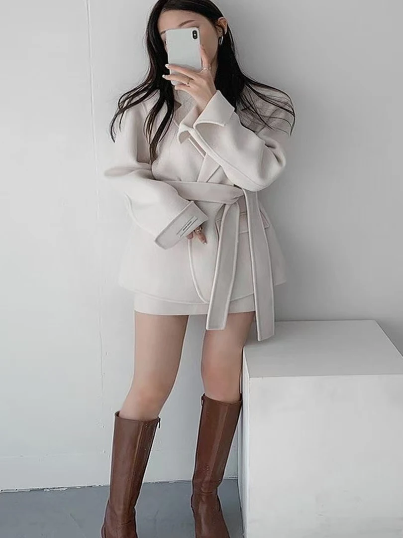 เสื้อโค้ทขนสัตว์สีน้ำเงินสไตล์เรโทรสำหรับผู้หญิง ดีไซน์เก๋ไก๋ ปกเสื้อแบบลาペル ไซส์เล็ก คาดเข็มขัดรัดเอว ทรงตรงยาว เหมาะสำหรับใส่ทำงาน