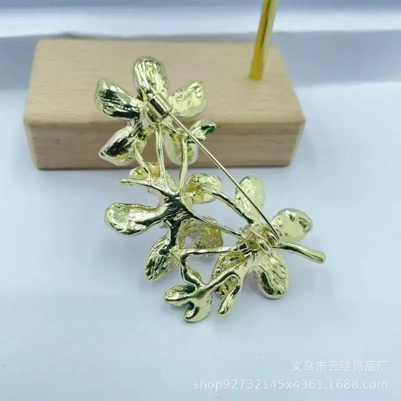 

652F Handmade Peach Flower Pin Stylish Peach Flower Brooch Clothing Jewelry Alloy Texture for Formal Event or Everyday Wear