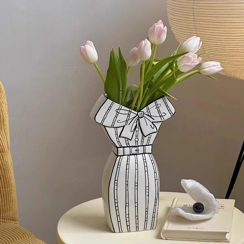 Vintage dress shaped ceramic vase hand-painted black and white line art vase Nordic style home living room desktop decoration