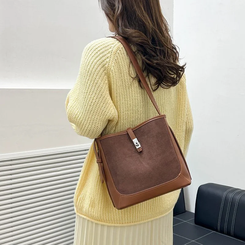 

Superior Ladies Shoulder Bag Made Of Grass Snake-Print Leather Boasting Prague High-End Vintage Neat Spacious Look