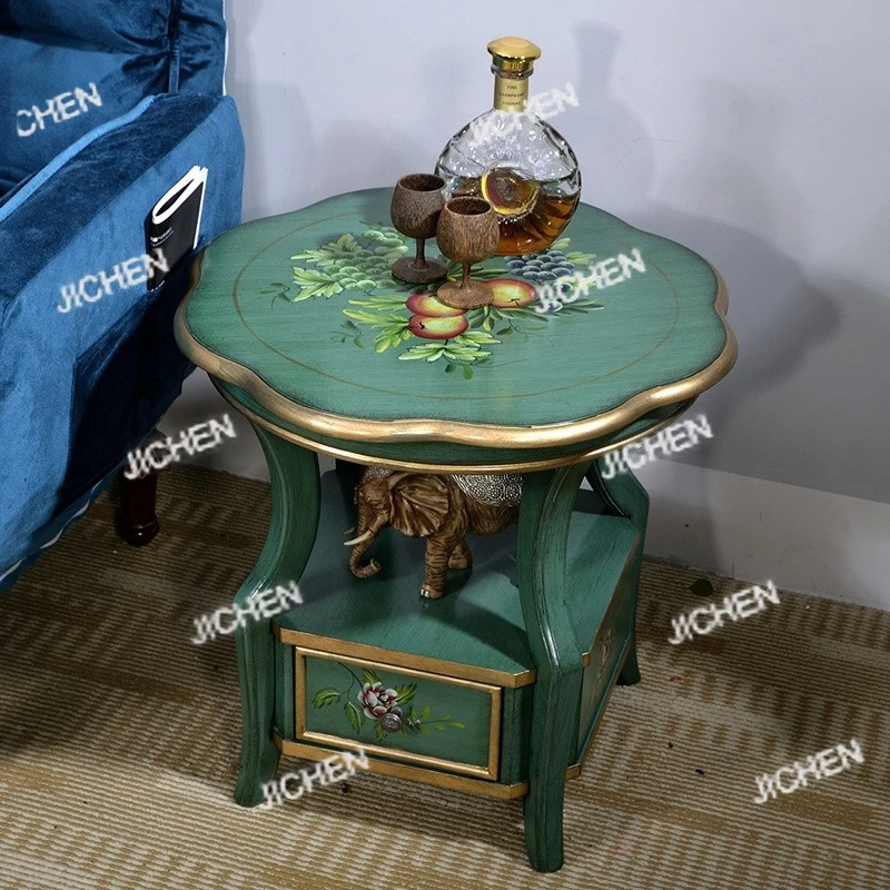 شقة صغيرة غرفة المعيشة أريكة الزاوية قليلة الجوانب، طاولة هاتف بسيطة طاولة القهوة الصغيرة قليلة الجانبين