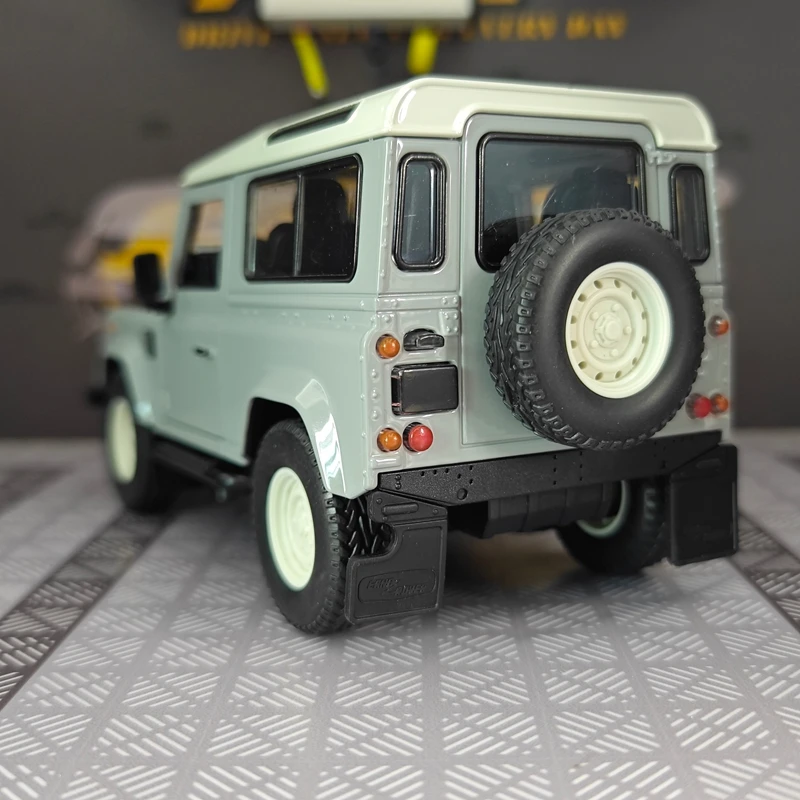 

Масштабная модель Land Rover Defender 1:24, ретро-классика, из сплава, с открывающимися дверями и капотом, подходит для коллекционирования.