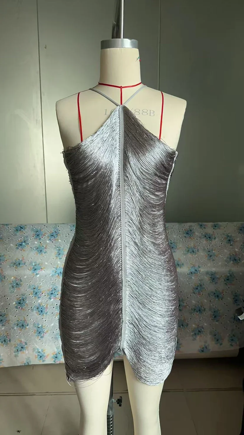 เดรสสั้นคอวีแบบมีชายครุย แต่งระบายแบบฮาลเตอร์ ดีไซน์หรูหราสำหรับผู้หญิง ตัดเย็บแบบเว้าช่วงตัว แต่งผ้าแบบต่อผ้า แต่งพู่ระบายชายเสื้อแบบไม่สมมาตร แฟชั่นทันสมัย