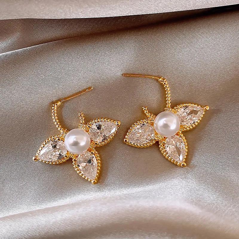 French Zircon Leaf Pearl Niche Retro Light Luxury High-end Temperament Versatile Earrings for Women Jewelry.