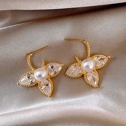 French Zircon Leaf Pearl Niche Retro Light Luxury High-end Temperament Versatile Earrings for Women Jewelry.