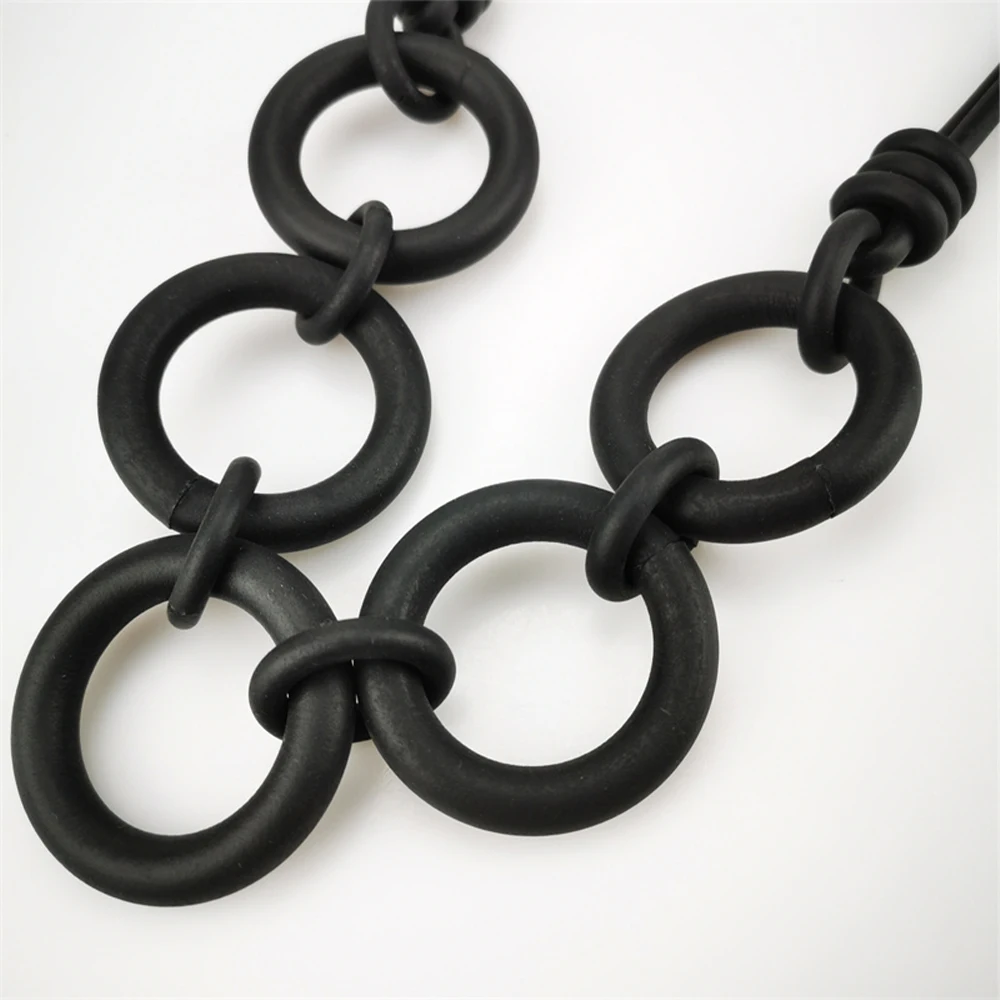 UKEBAY Minimalistische Halskette mit Kreisanhänger aus Gummi für Damen, Gothic-Schmuck, leichtes Modeaccessoire, Geschenk, Halskette für den täglichen Gebrauch – Detail 3