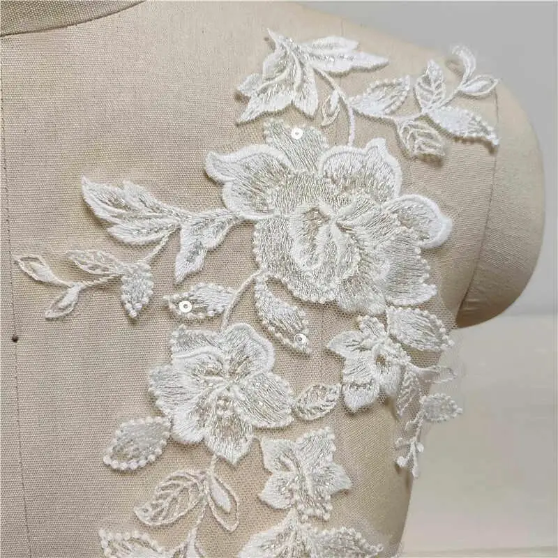2 Stück, aufnähbare Spitzenapplikationen, weißer Spitzenstoff, 3D-Blumen, Quasten, Perlen, Strasssteine, bestickte Applikationen für Brautkleider, zum Selbermachen, zur Dekoration. – Detail 4