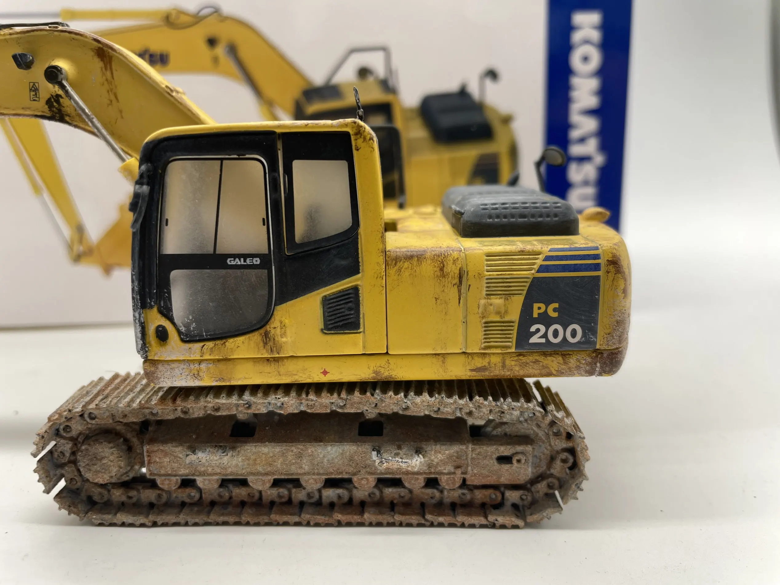 PC200 Escavatore Muddy Edition 1:50 Lega Giocattolo per bambini Ragazzo Regalo di compleanno Decorazione di scena Modello di ingegneria meccanica