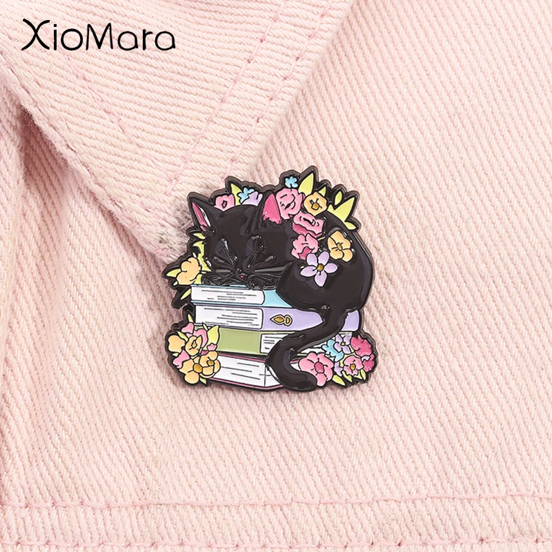 Pin esmaltado de gato negro de dibujos animados para dormir en el libro, bonito Animal, gatito, amante de la lectura, broche para amantes, insignia para solapa, regalo de joyería para amigos