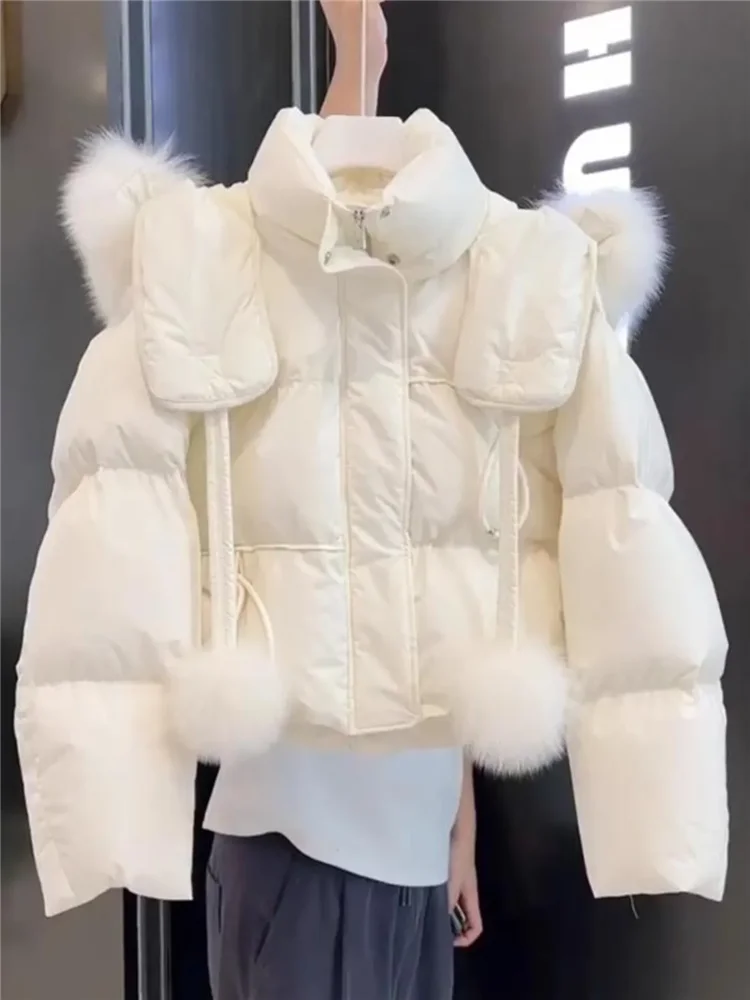 Parka corto con cappuccio con collo in pelliccia bianca chic coreana Giacca bomber con palline di pelliccia carina Cappotto di pane di nuova moda invernale Cappotto spesso casual
