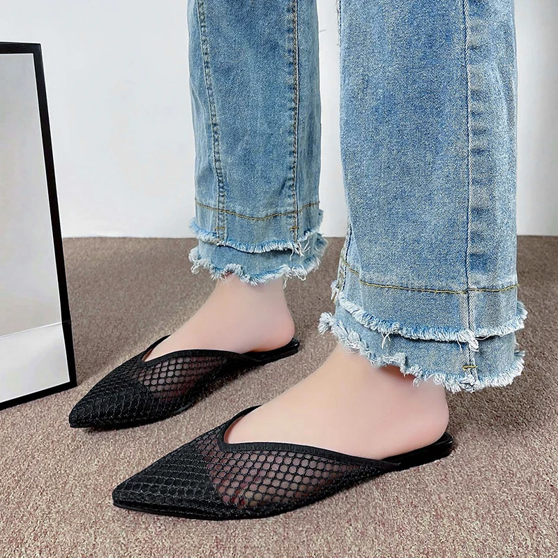 Sommer Damen Pionted Toe Flat Slipper neue Mode schwarz atmungsaktive Mesh Panto letten für Frauen Outdoor Frauen leichte Casual Slippes